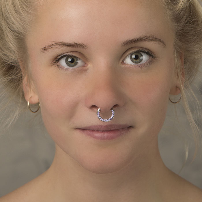 Runder Septumclicker mit vielen Steinen