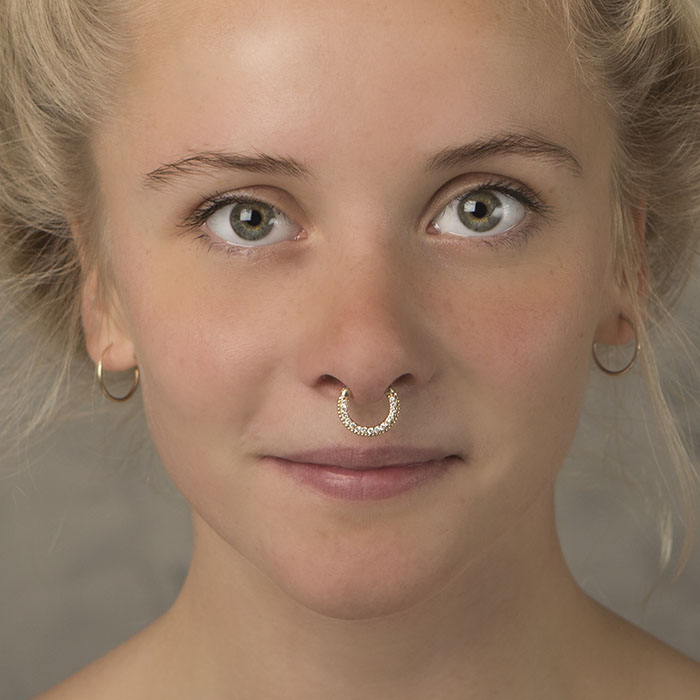 Runder vergoldeter Septumclicker mit vielen Steinen
