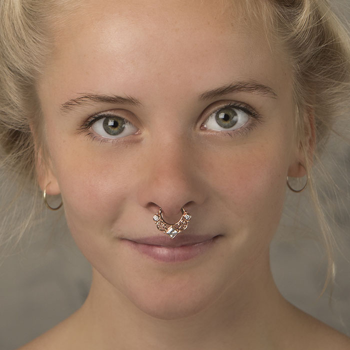 Septumpiercing mit Verschnörkelungen und viereckigen Stein